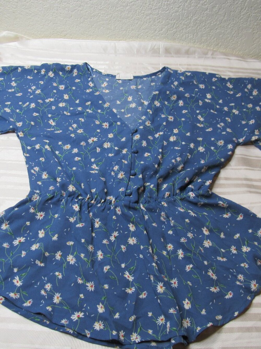 Women's Blue Floral Peplum Top Size S Button Front Short Sleeve Daisy Print